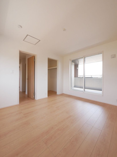 【洋室】 | 中央市井之口 オール電化新築 全2棟 1号棟 南西角地 | 2階7帖洋室　ウォークインクローゼット付き　【同仕様・間取りは左右反転建物の写真】