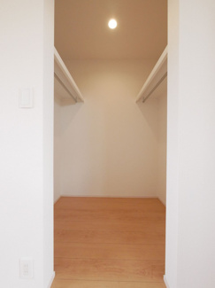 【収納】 | 中央市井之口 オール電化新築 全2棟 1号棟 南西角地 | 2階7帖洋室ウォークインクローゼット　【同仕様・間取りは左右反転建物の写真】