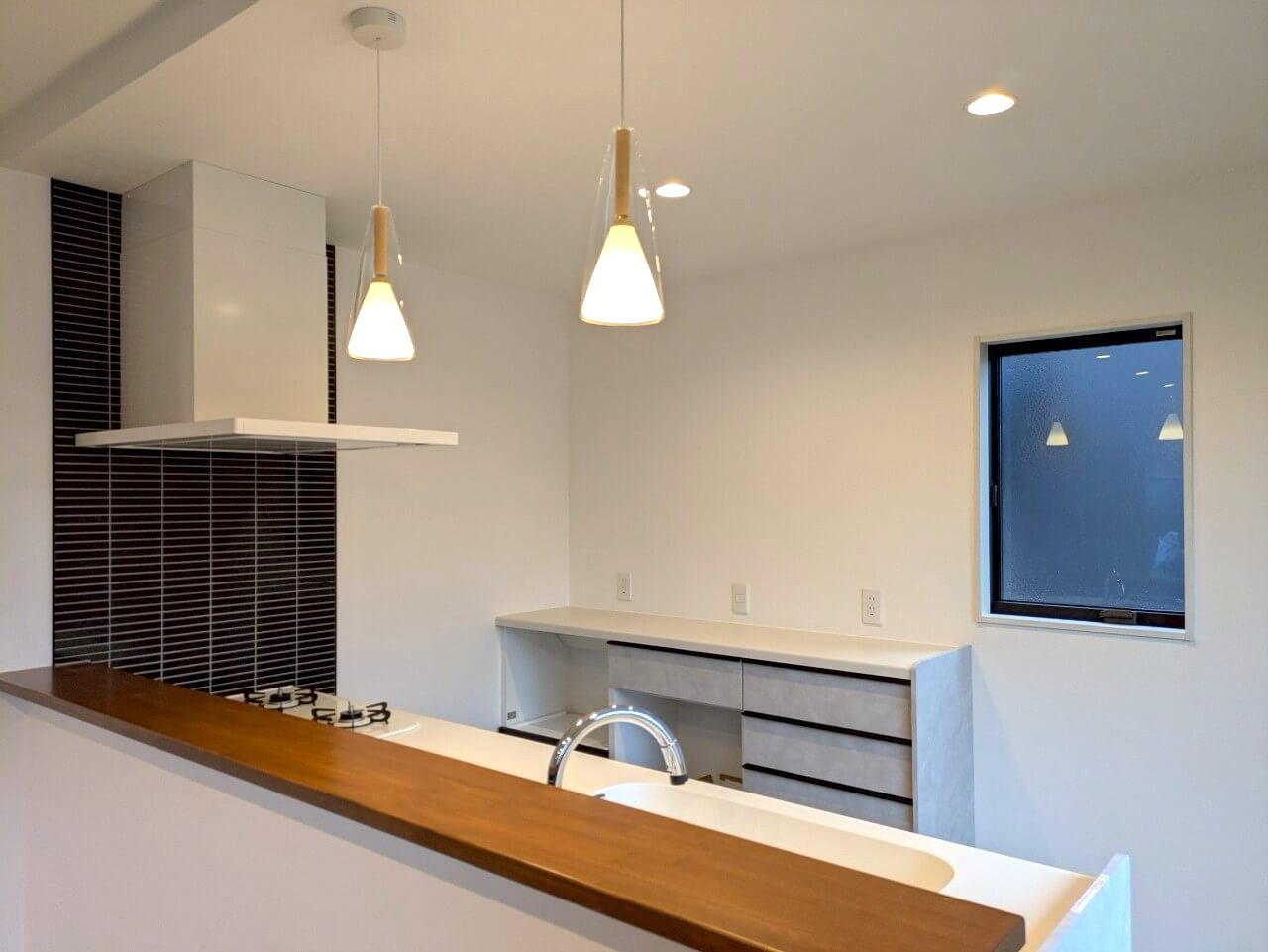 高知市鴨部　新築一戸建て（西棟のキッチン|おしゃれなペンダントライトで家事時間のモチベーションアップ♪