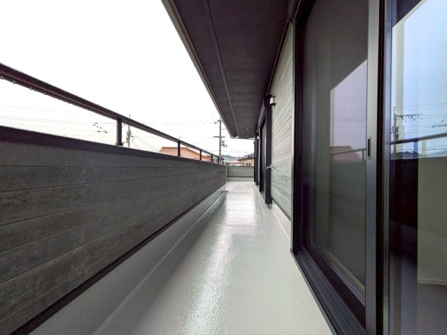 高知市鴨部　新築一戸建て（西棟のバルコニー|洗濯物や布団も干せるバルコニー。