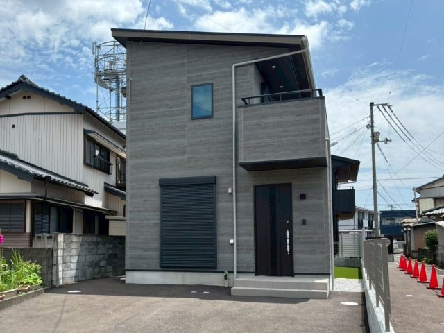 高知市鴨部　新築一戸建て（西棟の外観|グレーを基調とした落ち着きある外観。シャープなフォルムが街並みに映える住まいです。
３台駐車可能☆