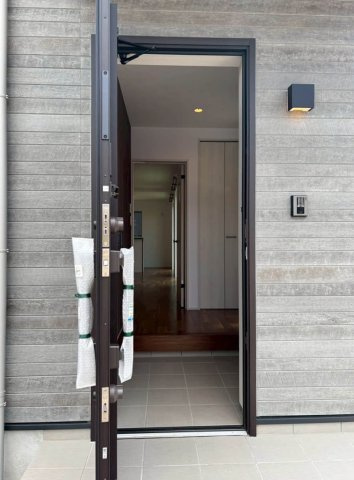 高知市鴨部　新築一戸建て（西棟の玄関|モニター付きのインターフォンがあるので安心☆