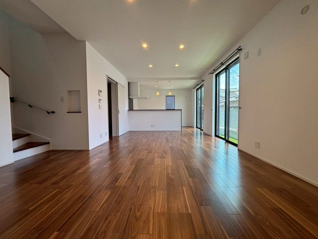 高知市鴨部　新築一戸建て（西棟の居間・リビング|大きな窓から光が差し込み、明るく心地よいリビング。家族の笑顔が集まる、のびやかな空間です。