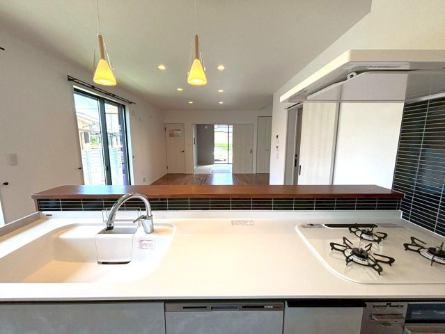 高知市鴨部　新築一戸建て（西棟のキッチン|リビングを見渡せる対面キッチンです。