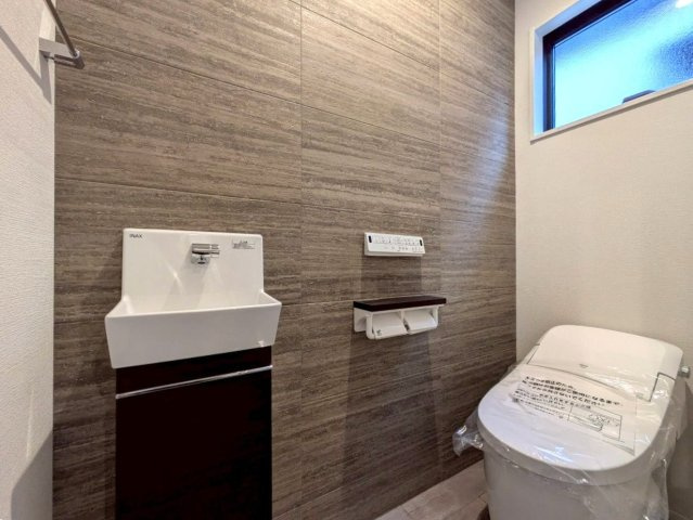 高知市鴨部　新築一戸建て（西棟のトイレ|かっこよくお掃除もしやすいタンクレストイレです。