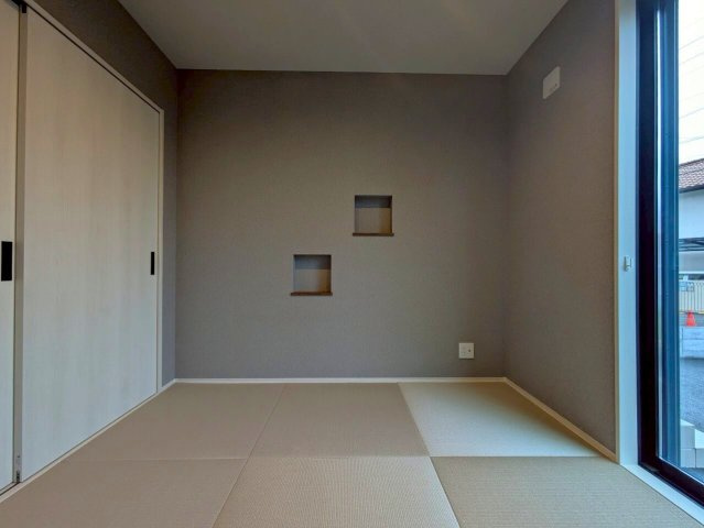 高知市鴨部　新築一戸建て（西棟の和室|落ち着いた雰囲気の和室。お子様のお昼寝や来客時にあると助かりますね。