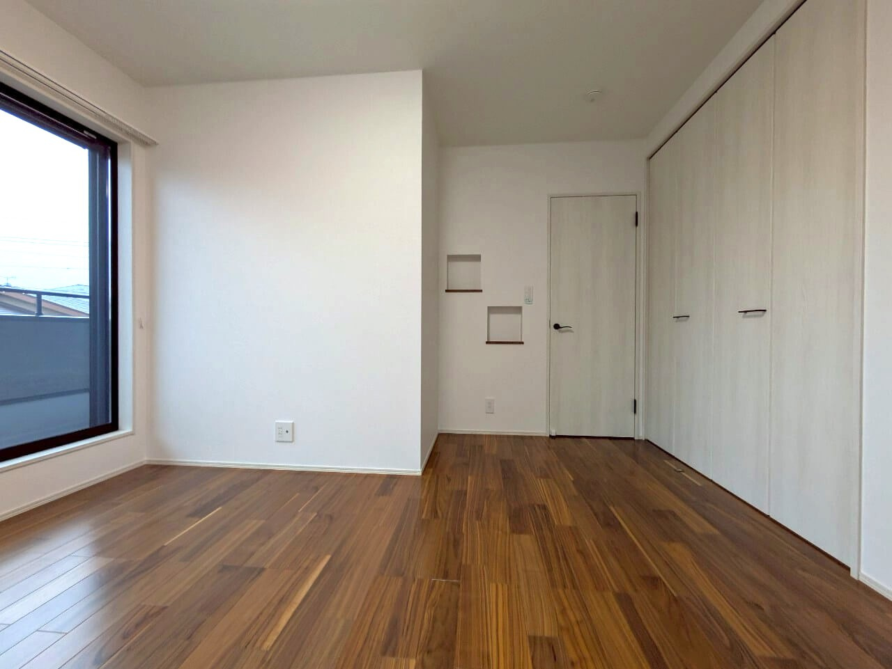 高知市鴨部　新築一戸建て（西棟の洋室|バルコニーに面しているので明るく爽やかに朝を迎えられそうですね。