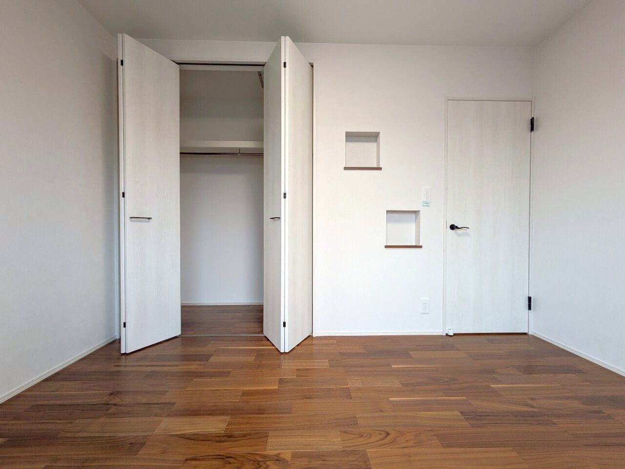 高知市鴨部　新築一戸建て（西棟の洋室|収納も充実しています。