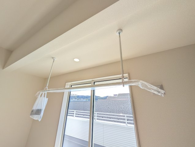 【設備】 | ブルーミングガーデン安中市板鼻ー① | 雨の日も安心の室内物干しも完備♪