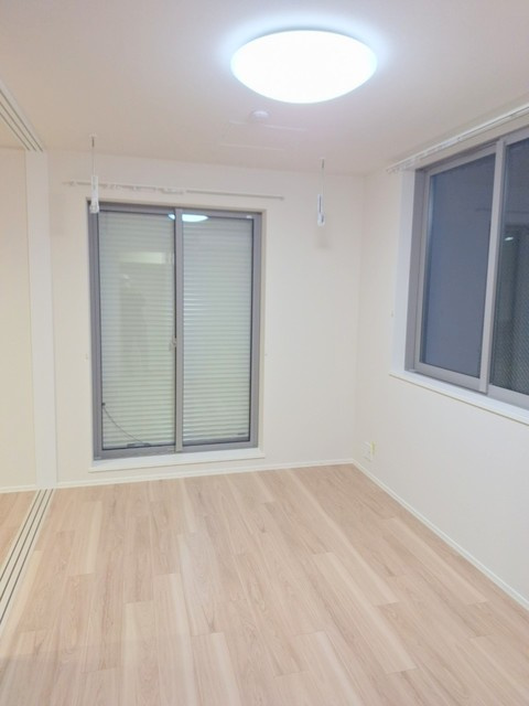 クラスペディア神楽坂の居間・リビング|★防犯シャッターと便利な室内物干しフック★