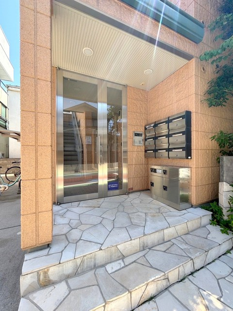 マハロハイムのエントランス|★オートロックと宅配ボックス付き★