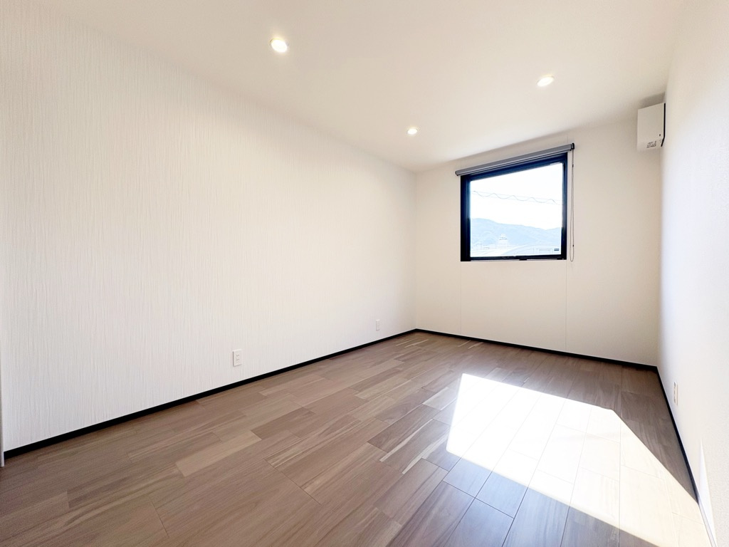 海南市大野中10号棟の洋室