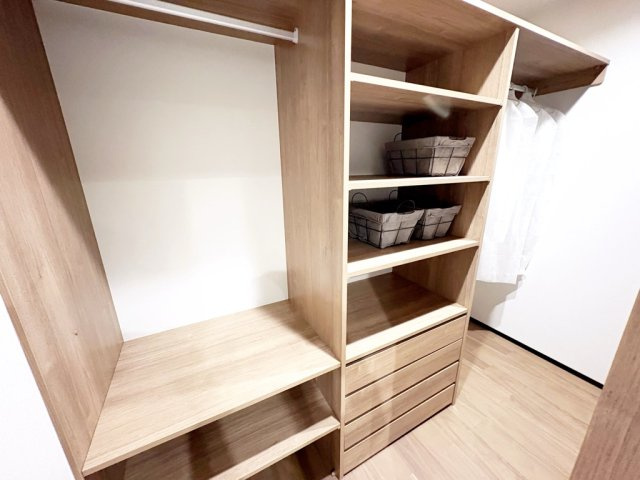 海南市大野中10号棟の収納|ウォークインクローゼット