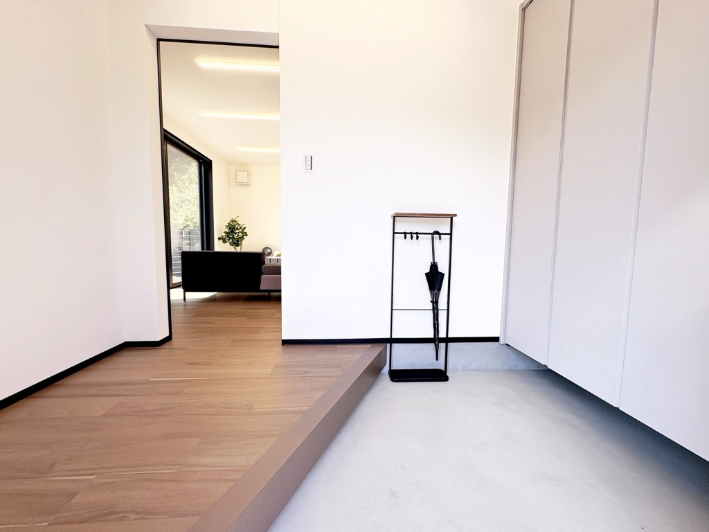 海南市大野中10号棟の玄関