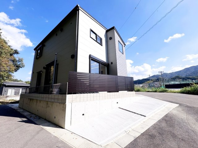 海南市大野中10号棟の外観