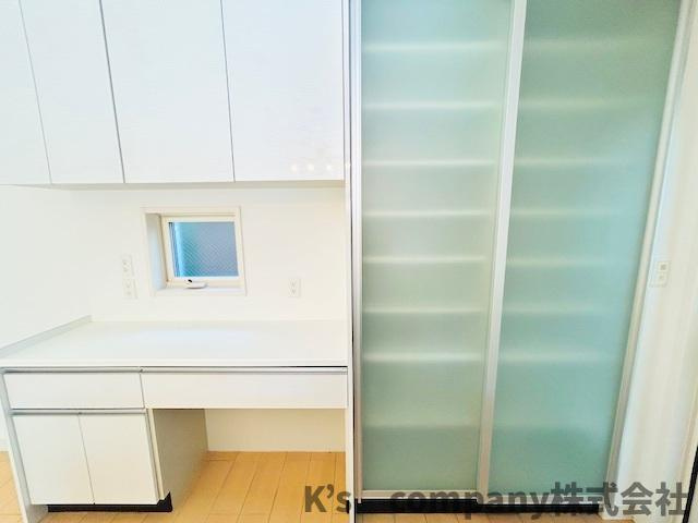 ◎茅ヶ崎市出口町　中古戸建のキッチン|容量の大きい食器棚付き☆吊戸棚収納付き☆