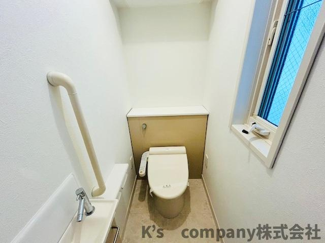 ◎茅ヶ崎市出口町　中古戸建のトイレ|換気のしやすい窓付きのトイレ◇