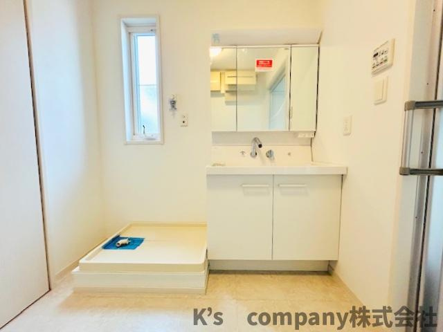 ◎茅ヶ崎市出口町　中古戸建の独立洗面台|三面鏡の内側には小物収納が充実しています◇