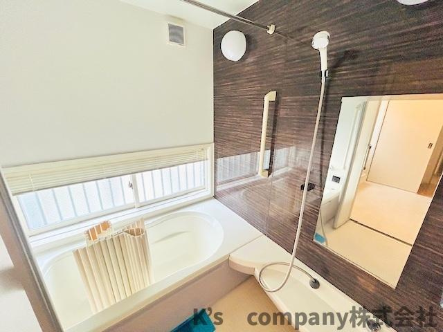 ◎茅ヶ崎市出口町　中古戸建の浴室|濃い色合いのアクセントパネルで浴室がシックな印象です◇