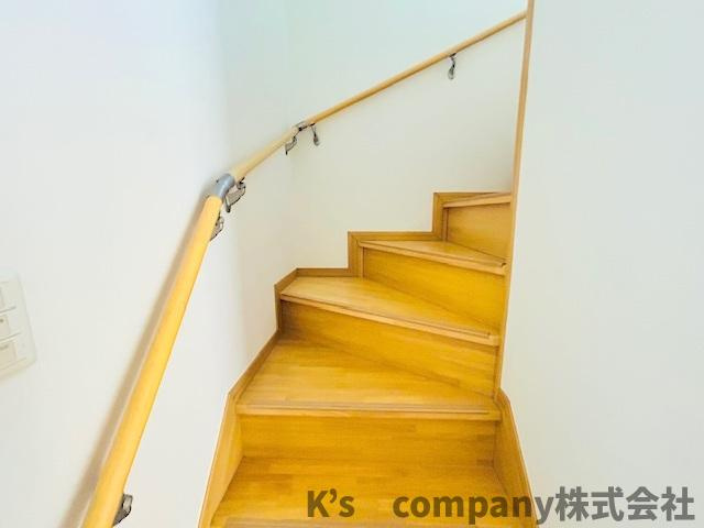 ◎茅ヶ崎市出口町　中古戸建の内装|手すり付きの階段☆