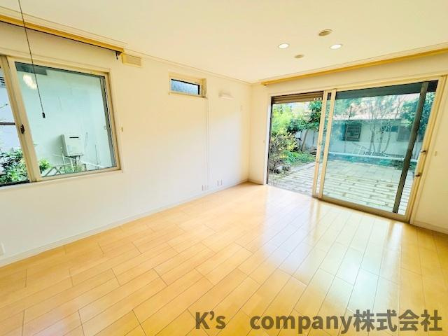 ◎茅ヶ崎市出口町　中古戸建の洋室|リビングの大きな窓から明るい日差しが差し込み、温かい心地の良い空間♪