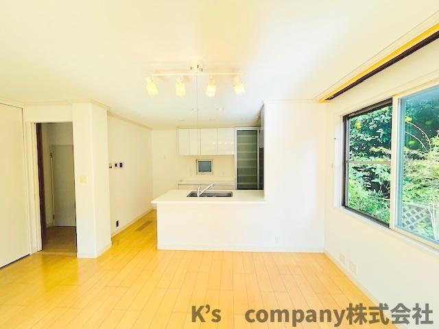 ◎茅ヶ崎市出口町　中古戸建の居間・リビング|リビングにいるご家族を感じながらお料理ができるカウンターキッチン♪