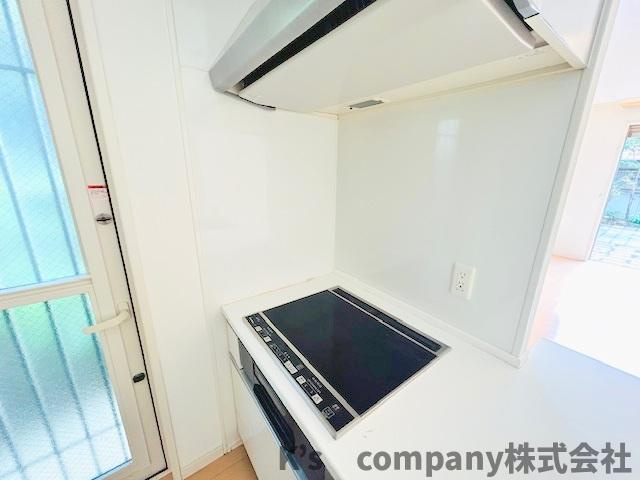 ◎茅ヶ崎市出口町　中古戸建のキッチン|お手入れのしやすいIHクッキングヒーター☆お子様のいるご家庭にも安心仕様です♪