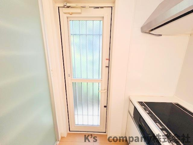 ◎茅ヶ崎市出口町　中古戸建のキッチン|キッチンには勝手口がついています◇ゴミ捨て等に便利です♪