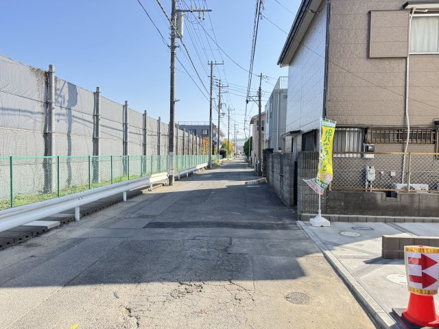 市川市本北方１丁目新築戸建【北方小学校：7分】の前面道路含む現地写真|北側前面道路・幅員約5.8ｍ