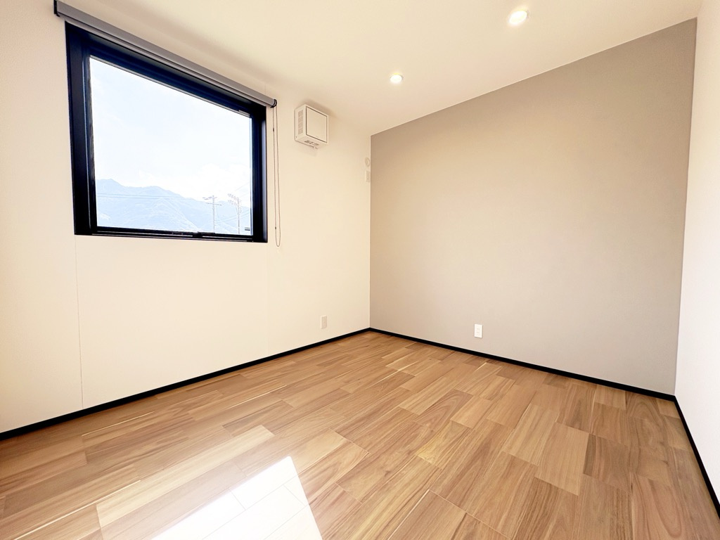 海南市大野中３号棟の洋室