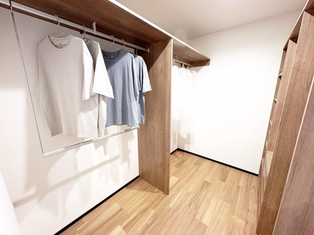 海南市大野中３号棟の収納|ウォークインクローゼット