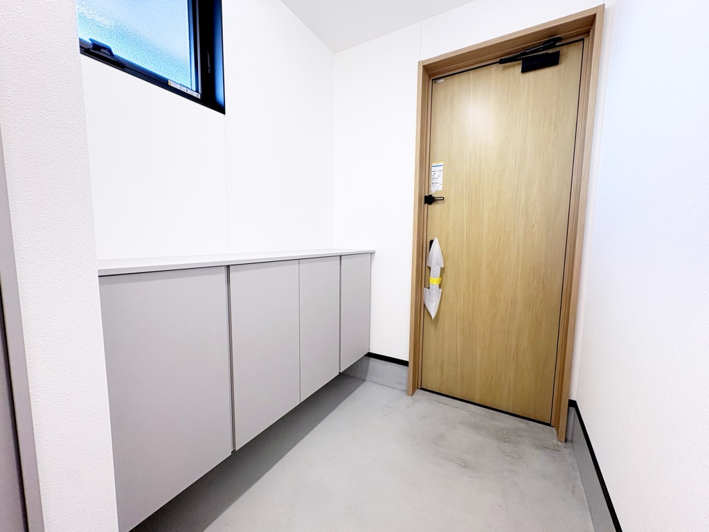 海南市大野中３号棟の玄関