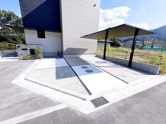 海南市大野中３号棟の駐車場