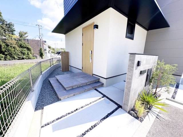 海南市大野中３号棟の玄関