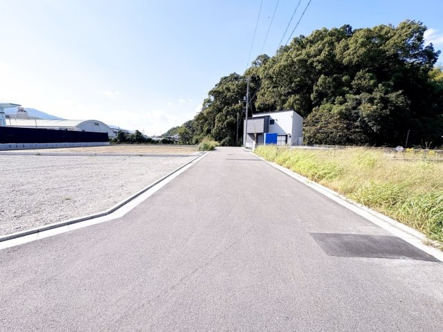 海南市大野中３号棟の前面道路含む現地写真