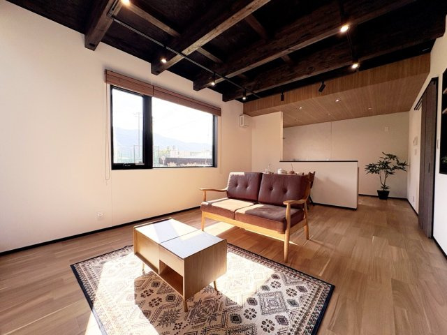 海南市大野中３号棟の居間・リビング