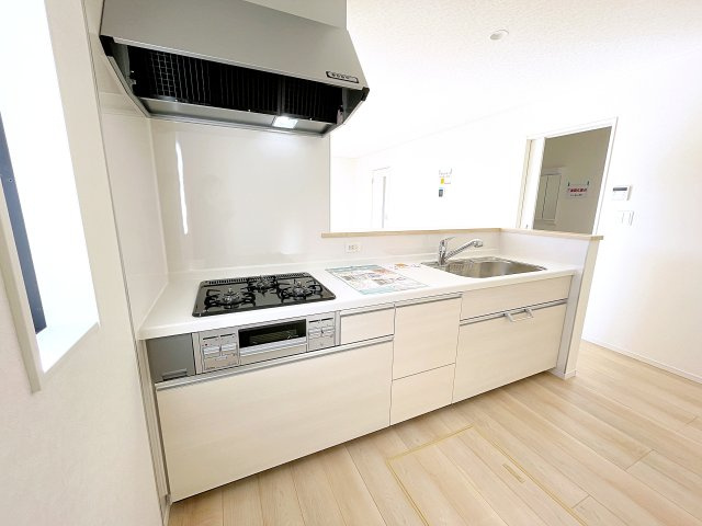 新築戸建・新築建売　西郷村米堀川向＜耐震+制震＞米小・西郷一中のキッチン|カウンター越しに会話が弾む、家族とのつながりを感じられる対面キッチンです！