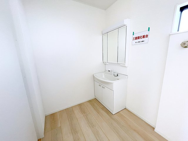 新築戸建・新築建売　西郷村米堀川向＜耐震+制震＞米小・西郷一中の洗面所|三面鏡タイプの独立洗面台で、身だしなみチェックも収納力も◎洗面まわりもすっきり清潔に保てます！