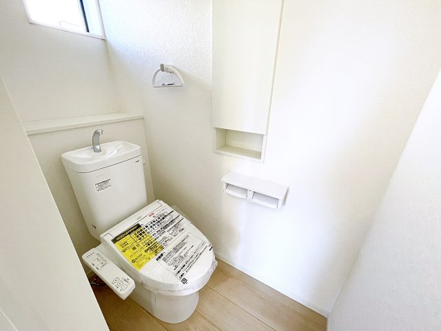 新築戸建・新築建売　西郷村米堀川向＜耐震+制震＞米小・西郷一中のトイレ|小窓付きで自然光が入る明るくて爽やかなトイレ空間です！