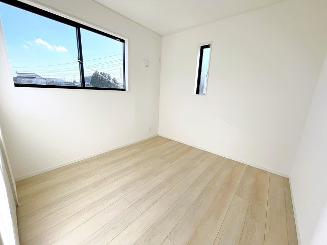 新築戸建・新築建売　西郷村米堀川向＜耐震+制震＞米小・西郷一中の洋室|2面採光で陽射しがたっぷり差し込む明るい洋室です！