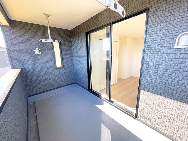 新築戸建・新築建売　西郷村米堀川向＜耐震+制震＞米小・西郷一中のバルコニー|インナーバルコニーは天候に左右されずに、プライベートな空間でくつろぎや洗濯物干しに最適！