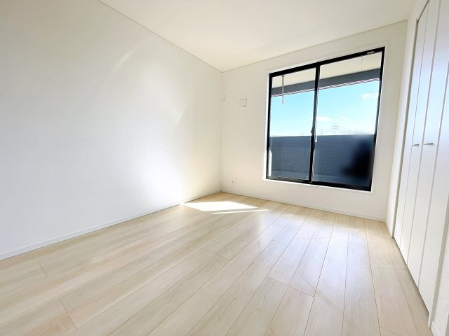 新築戸建・新築建売　西郷村米堀川向＜耐震+制震＞米小・西郷一中の洋室|ホワイトベースの爽やかな洋室！2面採光で日差しがしっかり入り、朝もすっきり目覚められます♪