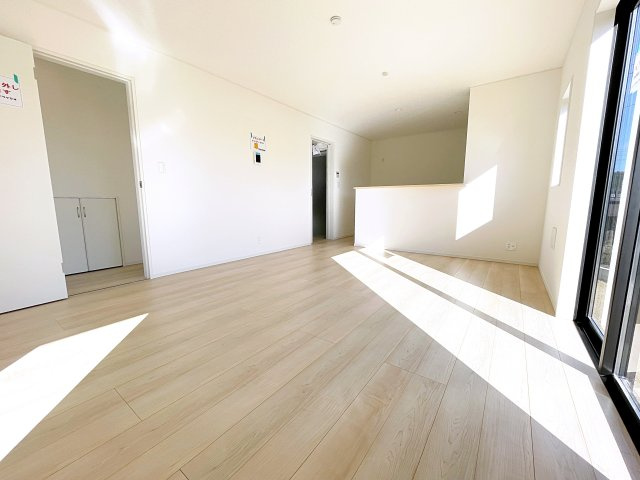 新築戸建・新築建売　西郷村米堀川向＜耐震+制震＞米小・西郷一中の居間・リビング|ホワイトを基調とした明るく開放的なLDKです！