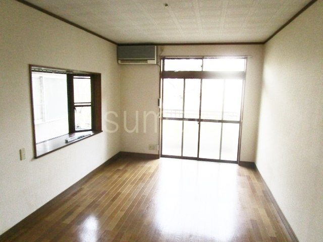 第２天貝コーポの居間・リビング|7.5帖の洋室です♪