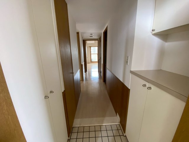 フクロク・ハイ・マンション3号館の玄関