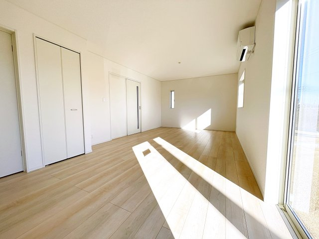 新築戸建・新築建売　西郷村米堀川向＜耐震+制震＞米小・西郷一中の居間・リビング|白を基調とした内装は空間を広く見せナチュラルで洗練された印象を与えます♪