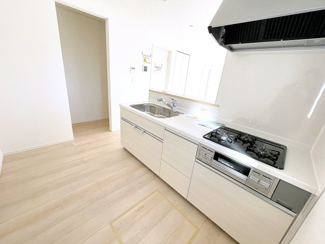 新築戸建・新築建売　西郷村米堀川向＜耐震+制震＞米小・西郷一中のキッチン|カウンター越しに会話が弾む、家族とのつながりを感じられる対面キッチンです！