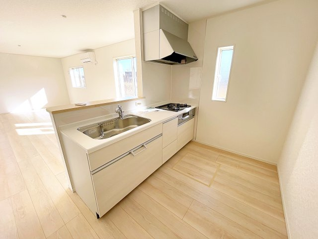 新築戸建・新築建売　西郷村米堀川向＜耐震+制震＞米小・西郷一中のキッチン|3口コンロなのでご飯を作りながらお弁当のおかずも作れて便利！