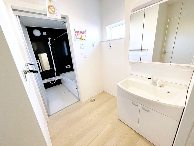 新築戸建・新築建売　西郷村米堀川向＜耐震+制震＞米小・西郷一中の独立洗面台|三面鏡タイプの独立洗面台で、身だしなみチェックも収納力も◎洗面まわりもすっきり清潔に保てます！