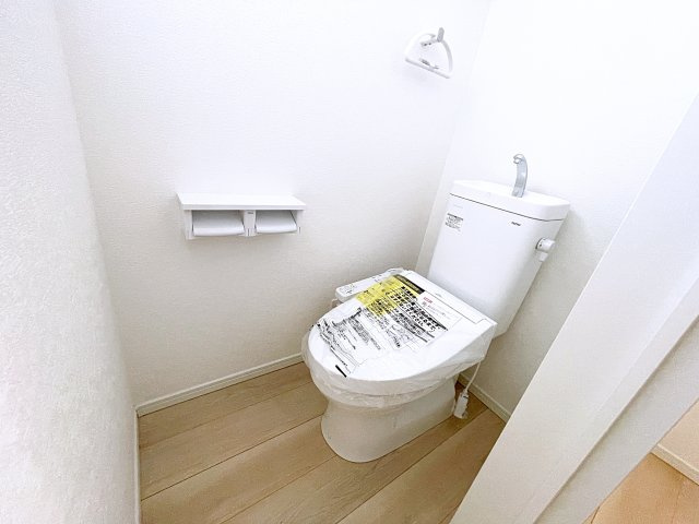 新築戸建・新築建売　西郷村米堀川向＜耐震+制震＞米小・西郷一中のトイレ|小窓付きで自然光が入る明るくて爽やかなトイレ空間です！